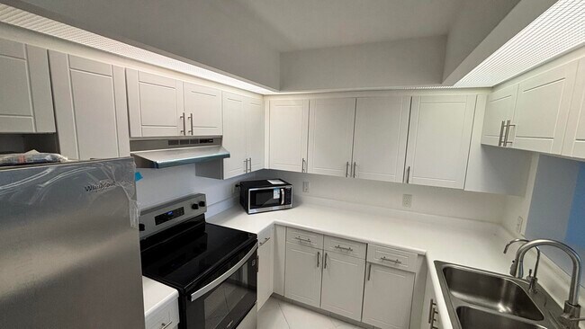 Building Photo - 1001 SW 141st Ave