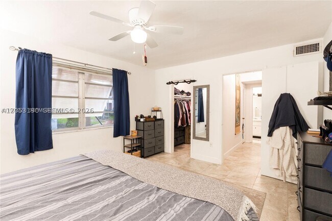 Building Photo - 9490 SW 77th Ave