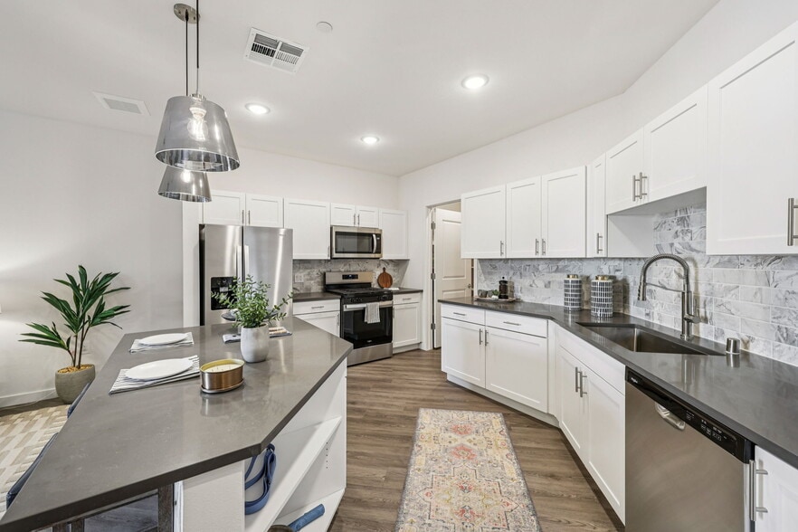 Building Photo - Fora Apartments