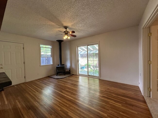 Building Photo - Charming 2 Bedroom, 1 Bath Finch Arboretum Area Home