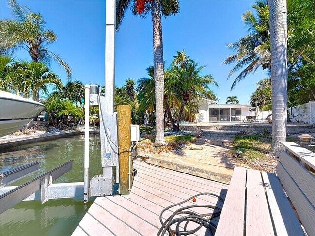 Building Photo - 25 Island Dr