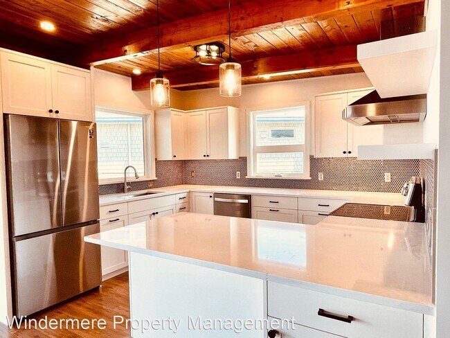 Building Photo - 2 br, 2.5 bath House - 7732 NE Yeomalt Pt ...