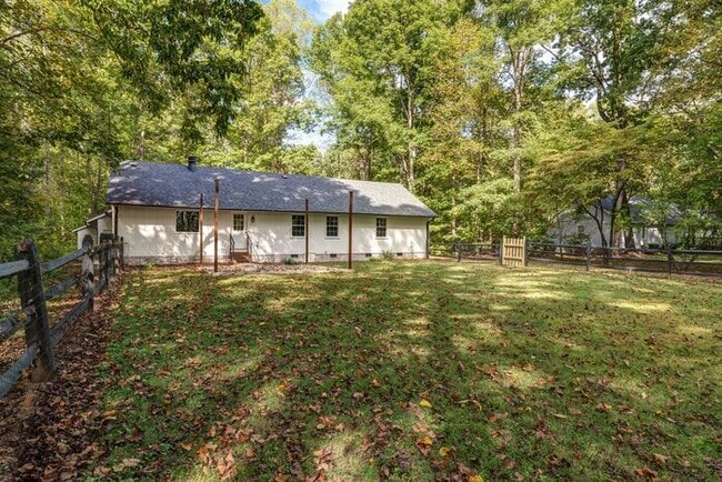 Building Photo - Private Home on Spacious Lot in Browns Sum...
