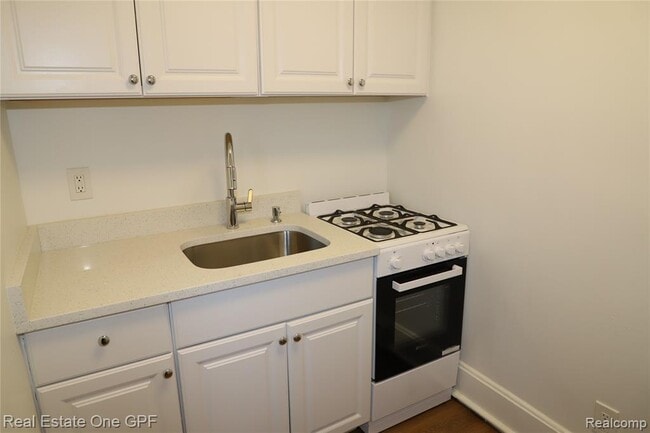 Building Photo - 271 W Maple Rd