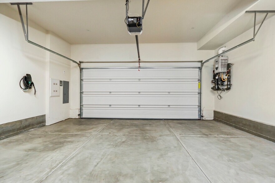 2 Car Garage - 2043 Lincoln Ave