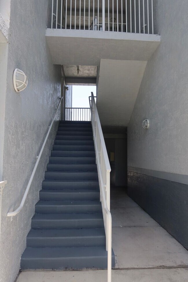 Building Photo - 2640 S University Dr