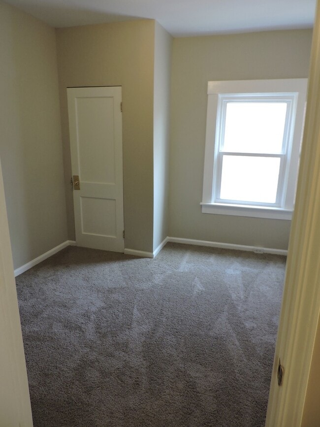 Building Photo - Beautiful 4 bed/1.5 bath Rental Mins. from...