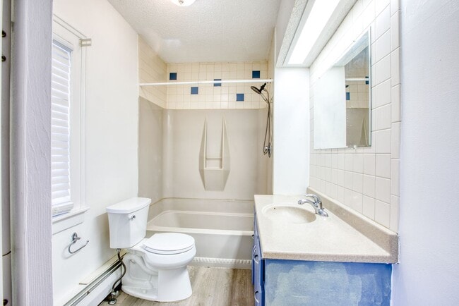 Building Photo - Inviting 3-bedroom, 1.5 bath home nestled in a peaceful and family friendly neighborhood