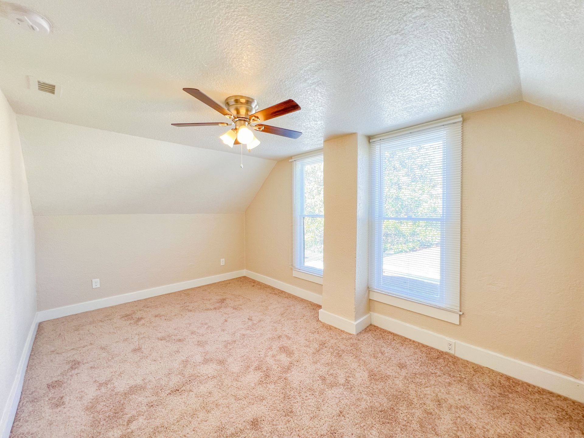 Building Photo - 10802 Chestnut St