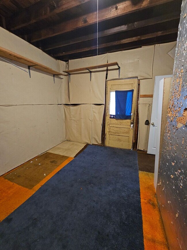 Building Photo - Spacious 3 Bedroom, 1 Bath Apartment