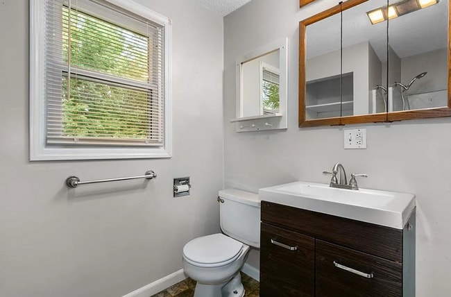 Building Photo - Updated 2 Bed Home with Large Attached Garage