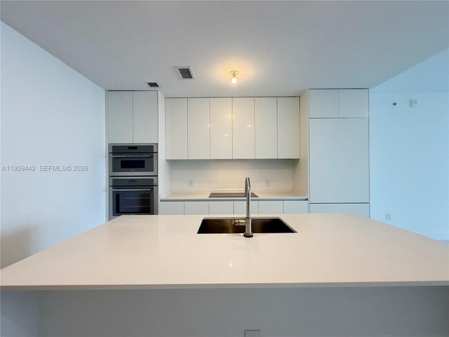 Building Photo - 700 NE 24th St