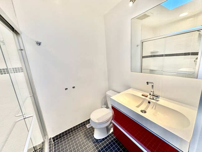 Building Photo - Dupont Diplomatic Modern Interior 2 Bed, 2...