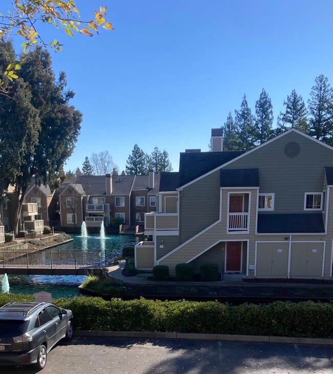 Building Photo - 100 Reflections Dr