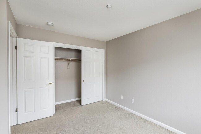 Building Photo - 572 Blackwood Terrace