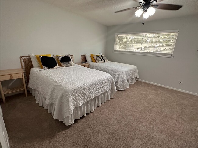 Building Photo - 13821 Hollowgreen Dr