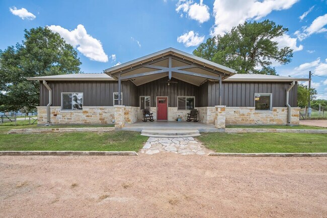 Building Photo - 1740 W Live Oak St