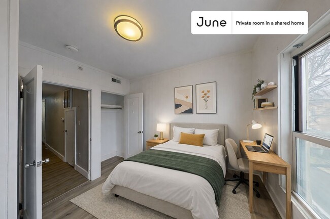 Building Photo - 875 E 2nd St