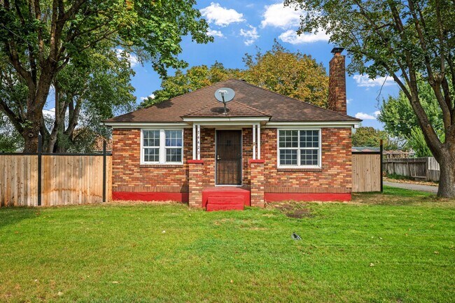 Building Photo - East Valley Home With Large Yard!