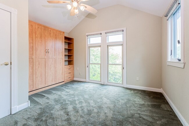 Building Photo - Charming 3 Bed / 2.5 Bath Two-Story Home!