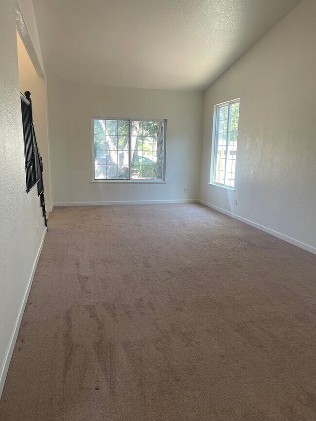 Building Photo - Beautiful 3-Bedroom Family Home in Desirable Northeast Stockton