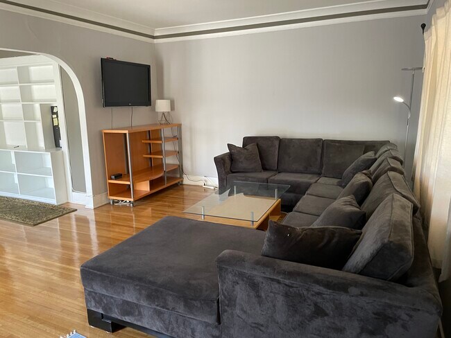 Building Photo - 849 N Sycamore Ave