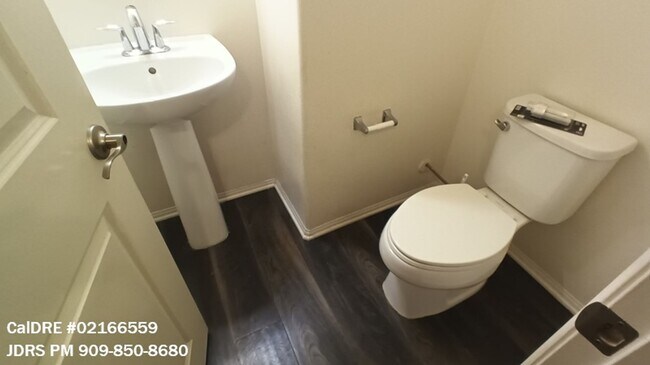 Building Photo - Eastvale 3 Bedroom Condo