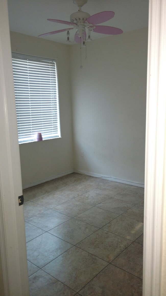 Building Photo - 1712 NE 9th Dr