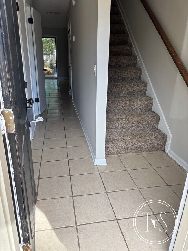 Building Photo - RATE DROP ALERT (was $1400/month) and SUMM...