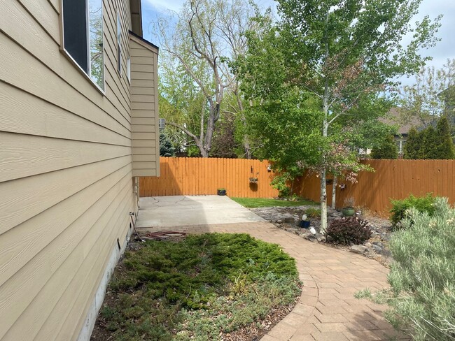 Building Photo - 3 Bedroom home in quiet neighborhood