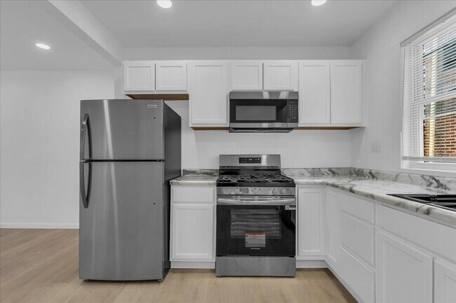 Building Photo - 2725 Leslie St