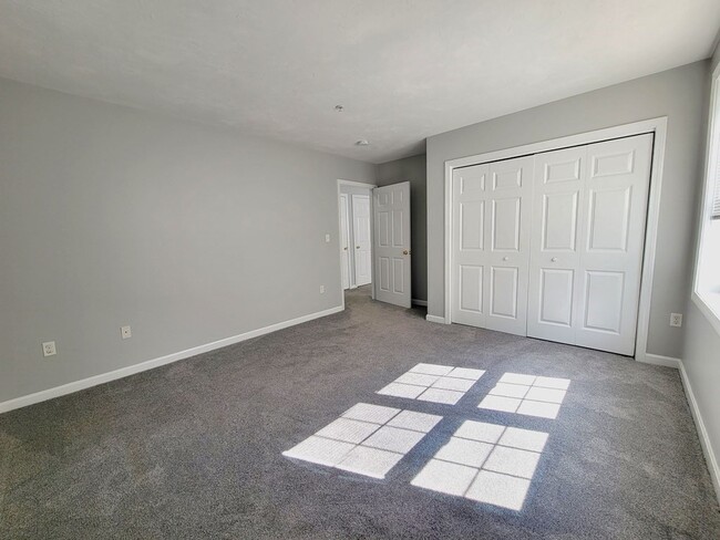 Building Photo - 70 Oak St Ext