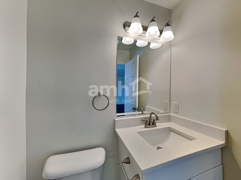 Building Photo - 1245 Cloverview St