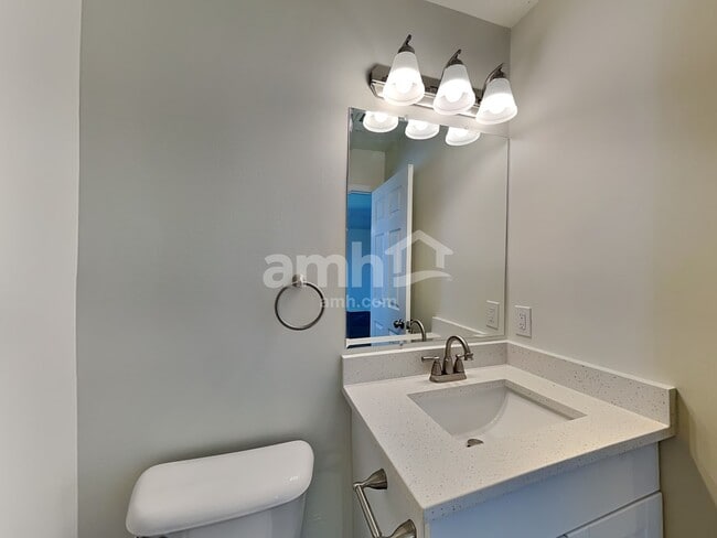 Building Photo - 1245 Cloverview St