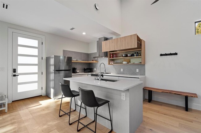 Building Photo - 1100 Romeria Dr