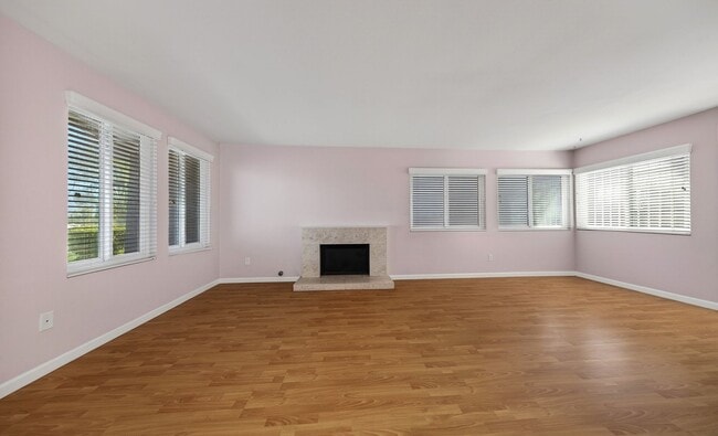 Building Photo - Updated and Move-In Ready!