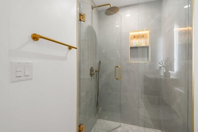 Building Photo - 42 White St