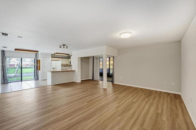 Building Photo - 9540 Sevilla Ln