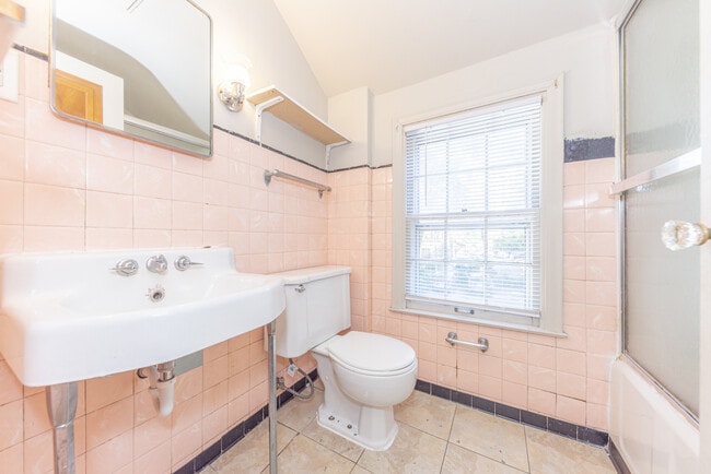 Building Photo - 909 E Ann St