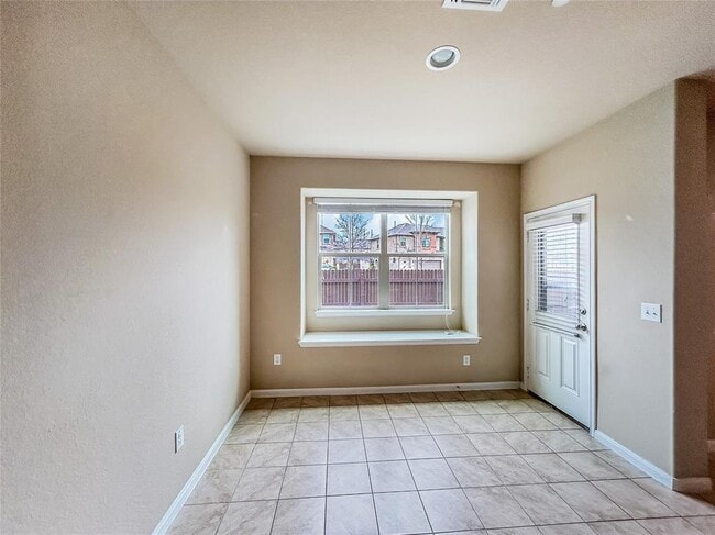 Building Photo - 2880 Donnell Dr