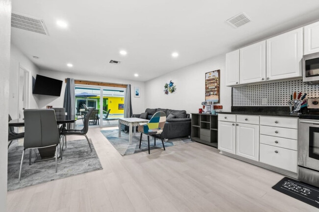 Building Photo - 1019 SE 40th St