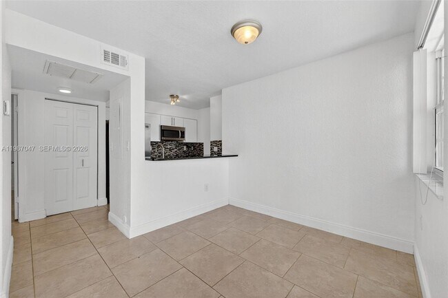 Building Photo - 2841 N Oakland Forest Dr