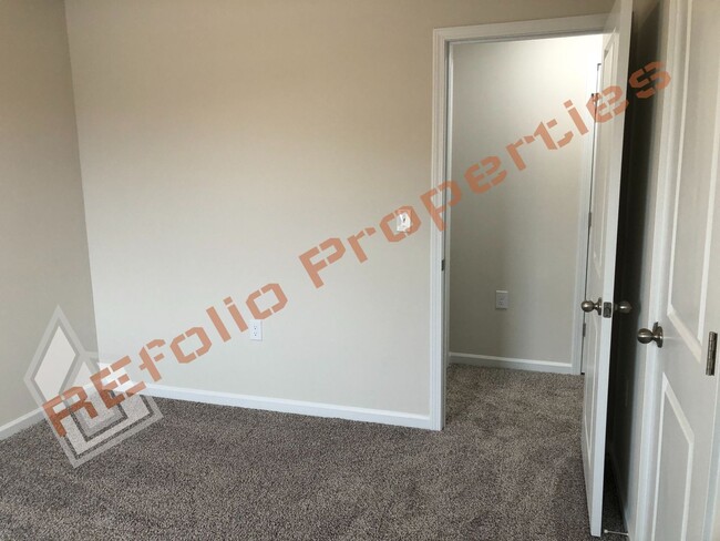 Building Photo - Beautiful 3 Bedroom, 2.5 Bath house w/ 2 C...