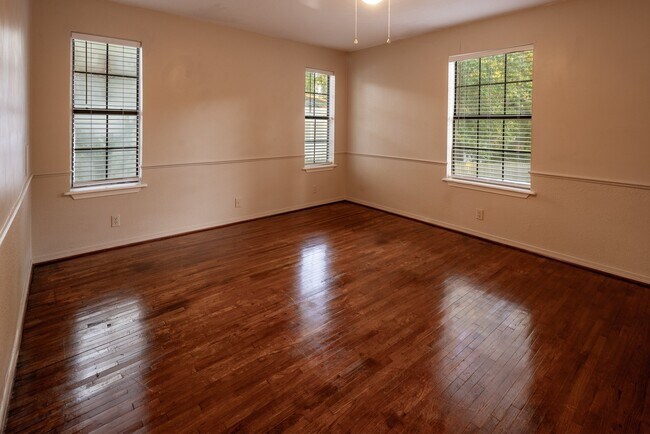 Building Photo - 415 Haden St