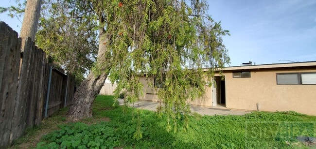 Building Photo - Three Bedroom Home In Santa Maria!