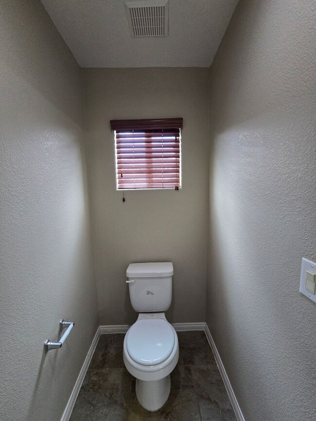 Building Photo - 4 BED, 2 1/2 BATH, 2 STORY HOME!!