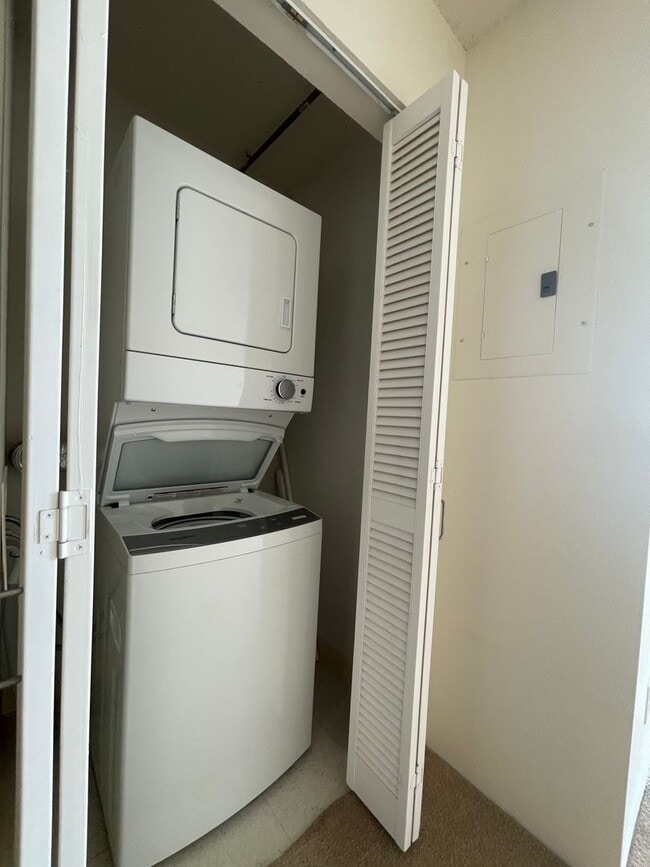 Building Photo - Centrally and Conveniently located  1 Bed 1 Bath 1 Parking Makiki