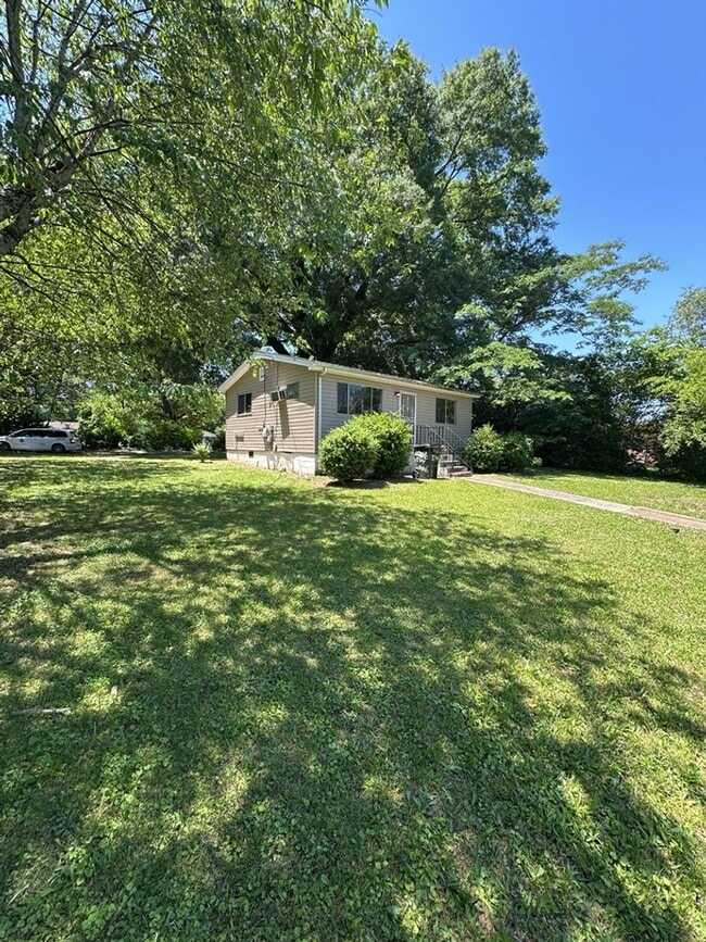 Building Photo - Cozy 2 Bed Room Rental with Large Yard & Easy Commute