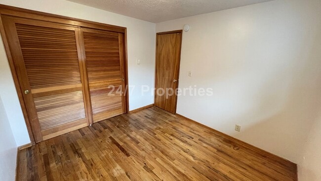 Building Photo - Beautiful 4 BD | 2 BA Corner Lot Home - Mi...