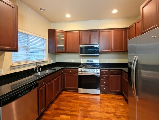 Building Photo - 2Bd/2.25Ba Mukilteo Townhouse